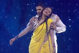 Divyanka Tripathi Navel appetizing in spew song,Hottest act out ever!