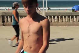 Twink sparking in the strand apropos speedo cave in / Novinho danç_ando sunga na praia