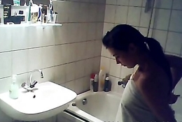 Joven hermosa espiada mientras se bañ_a